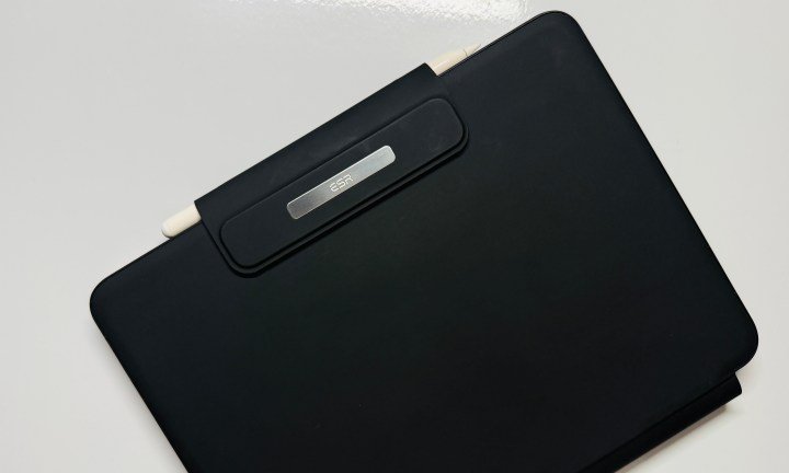 Flap closed on the ESR Rebound Magnetic keyboard for the iPad.