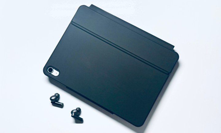 Front view of the ESR Rebound Magnetic keyboard for the iPad.