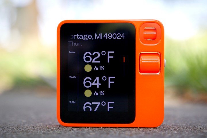 The Rabbit R1 showing the weather forecast.