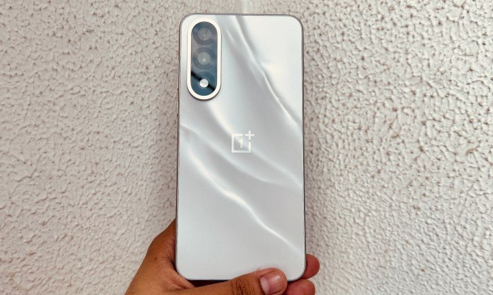 Person holding the OnePlus Nord 5.
